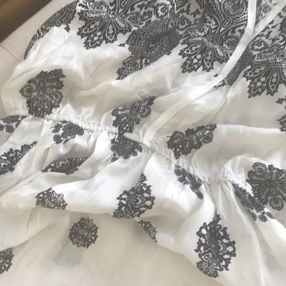 Chic Black and White Patterned Dress - Picture 4 of 7